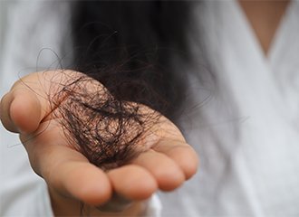 Wypadanie włosów po 45-tce